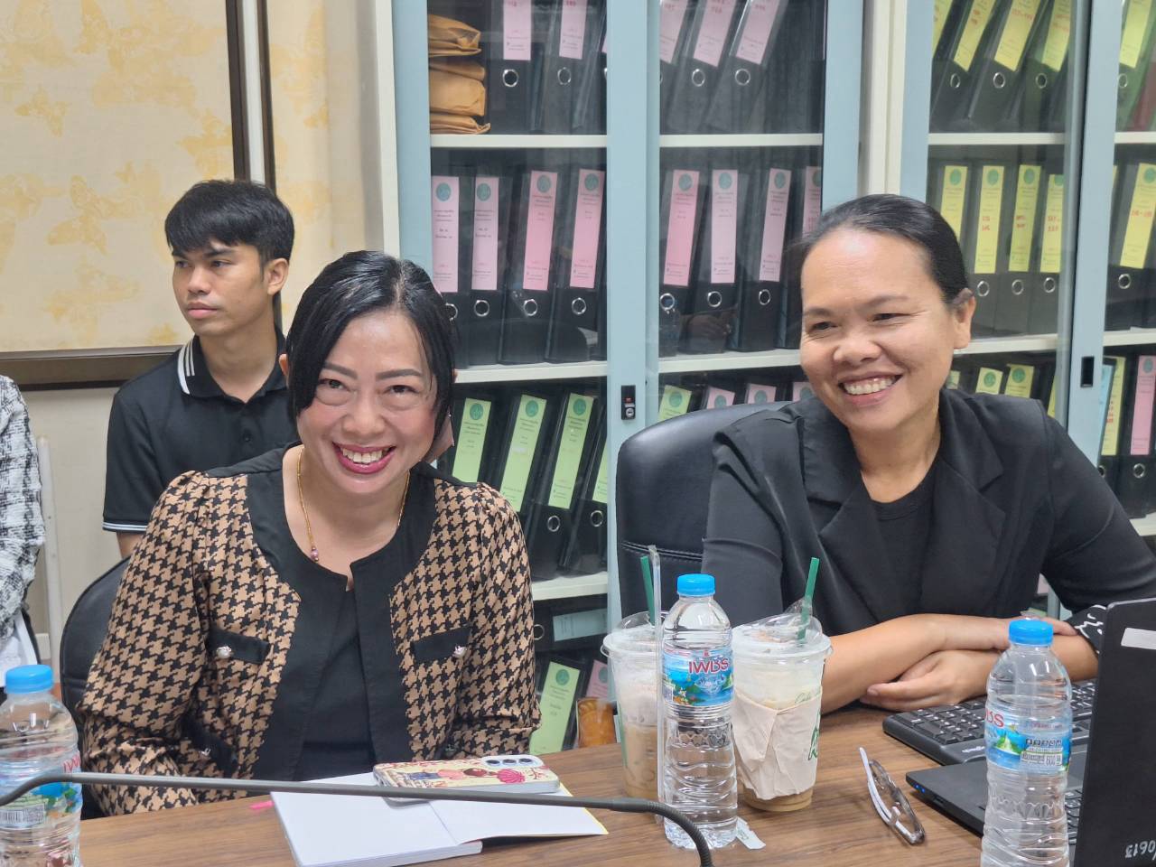 title - ผู้ตรวจราชการ ส.ป.ก. ลงพื้นที่จังหวัดมหาสารคาม ประชุมติดตามความก้าวหน้าผลการดำเนินงาน พร้อมตรวจเยี่ยมให้กำลังใจกลุ่มวิสาหกิจชุมชนผู้ปลูกสมุนไพร และกลุ่มวิสาหกิจชุมชนแปรรูปผลผลิตทางการเกษตร